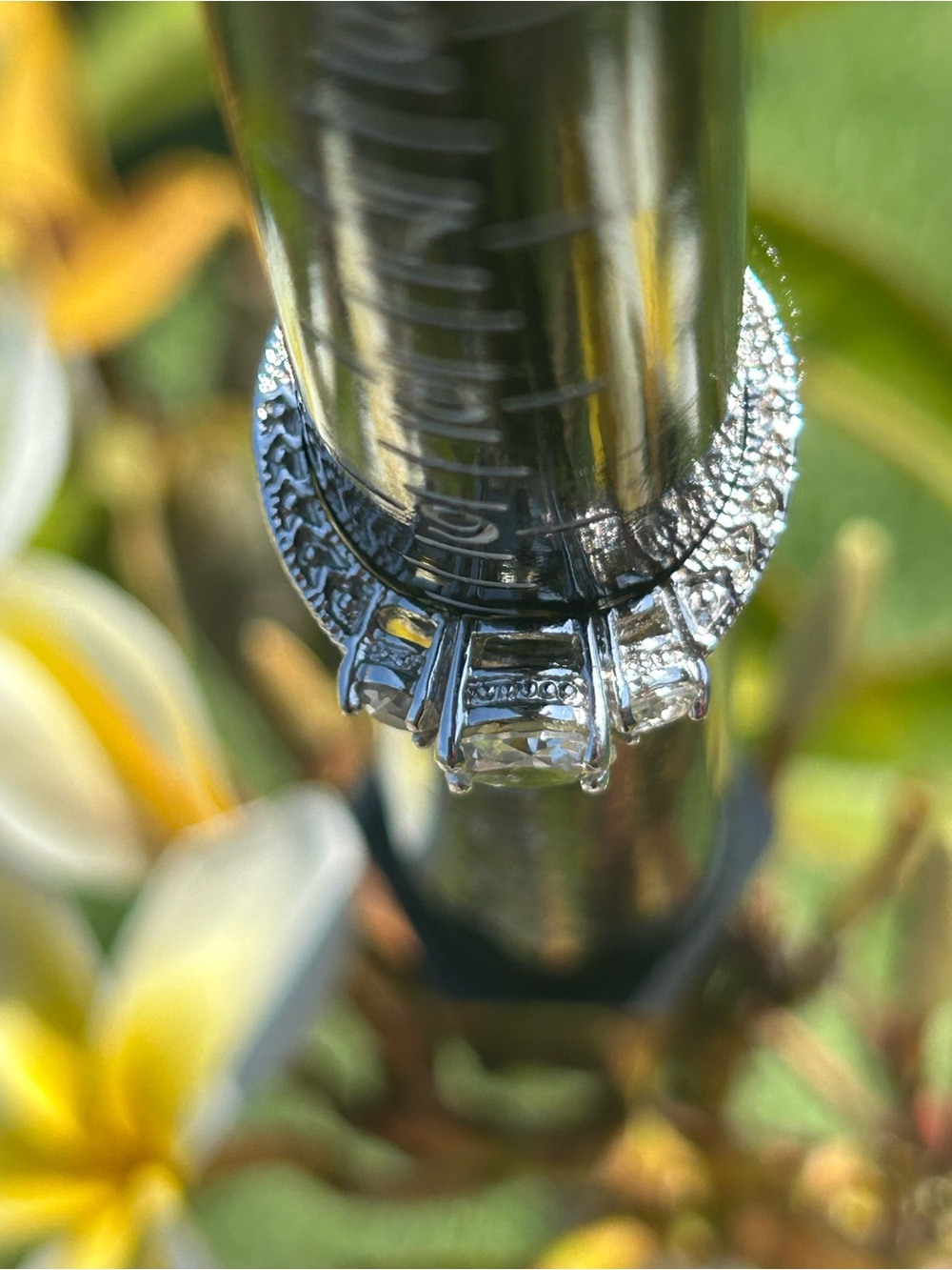 White Gold Three-Stone Engagement Ring. The band is hand-engraved see pictures. - Picture 6 of 7